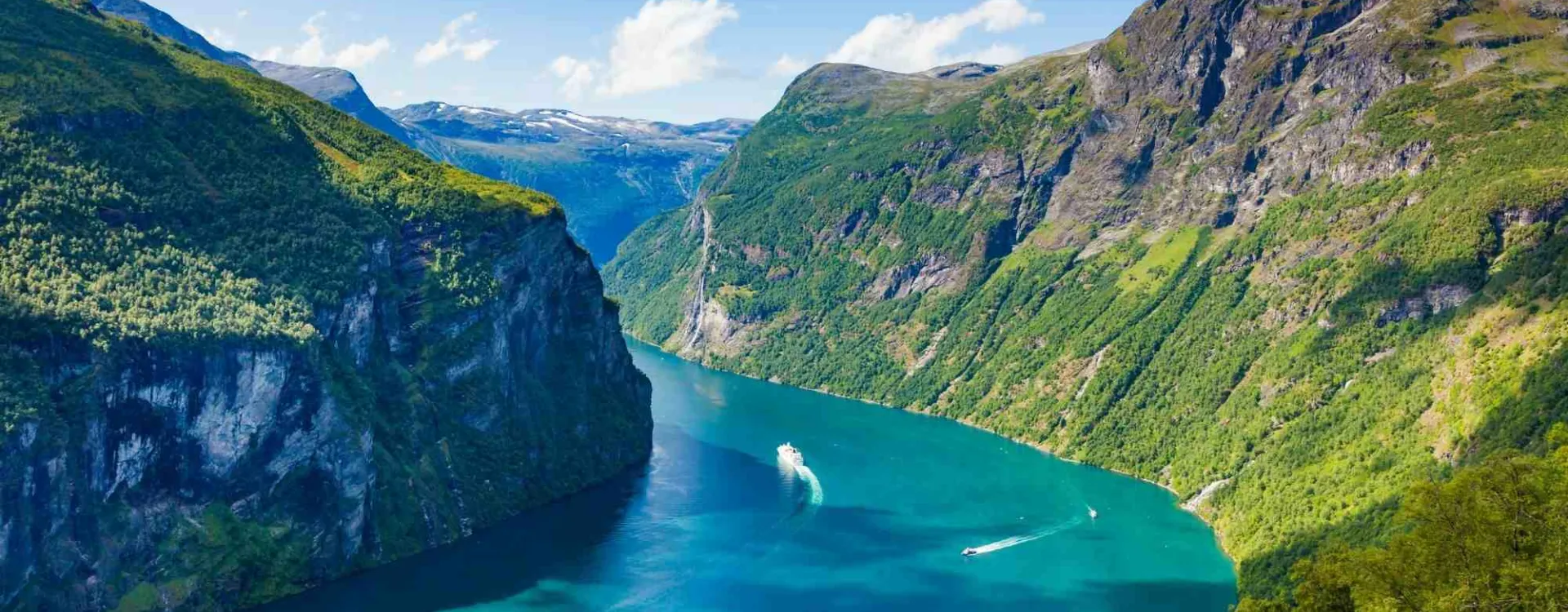 Vue panoramique du Geirangerfjord en Norvège avec bateau de croisière et falaises abruptes