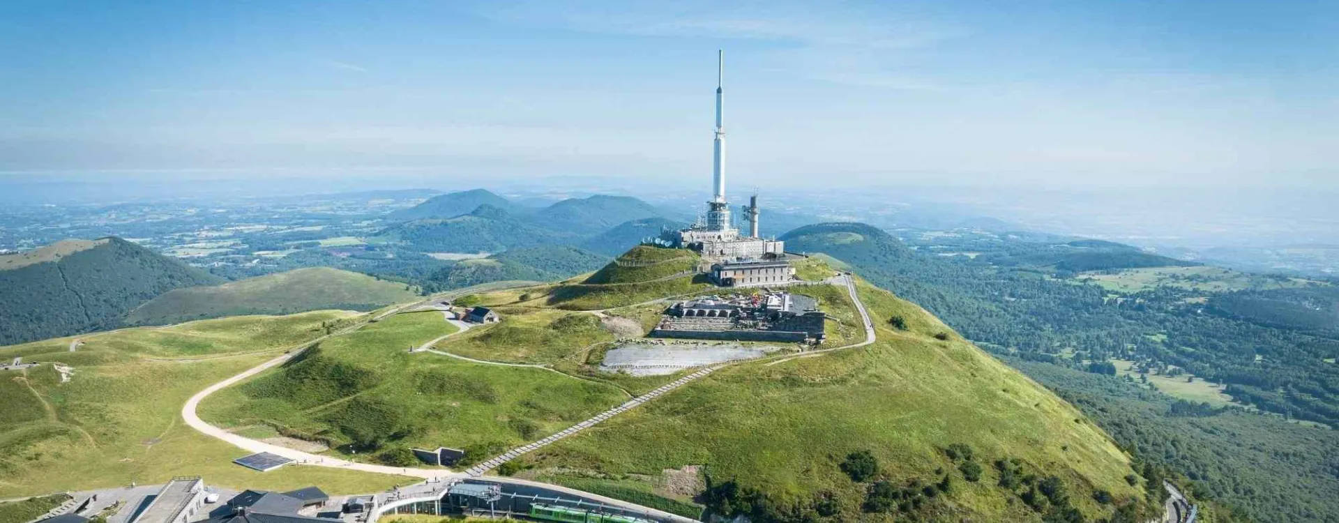 Vue panoramique du puy de Dôme et du train Panoramique des Dômes en Auvergne