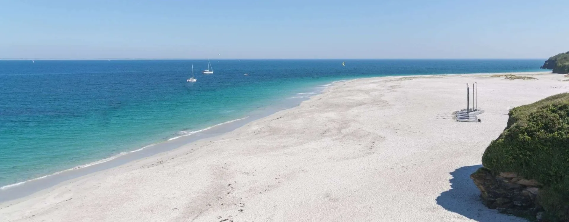 Plage des Grands Sables sur l’île de Groix dans le Morbihan avec sable blanc et eau turquoise