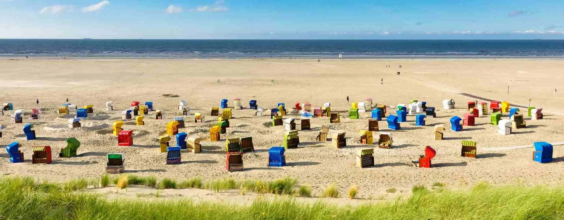 Plage de Juist dans les îles de la Frise orientale avec Strandkörbe colorés sur la mer du Nord