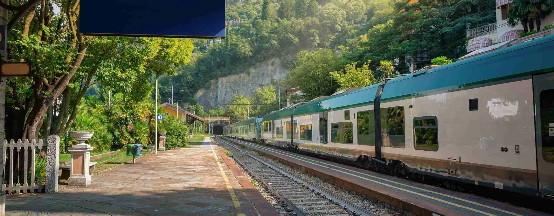 Train traversant les paysages du nord de l’Italie sur l’une des plus belles lignes ferroviaires du pays