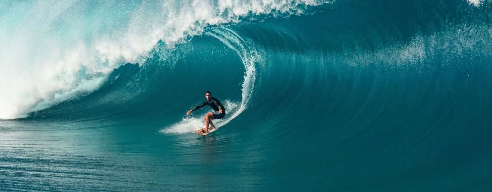 Vague de Teahupo’o à Tahiti en Polynésie française, célèbre spot de surf de grosses vagues