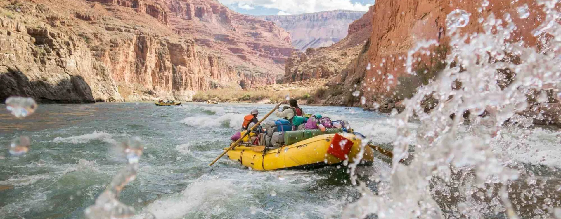 Rafting dans un canyon sur une rivière sauvage avec rapides et falaises rocheuses