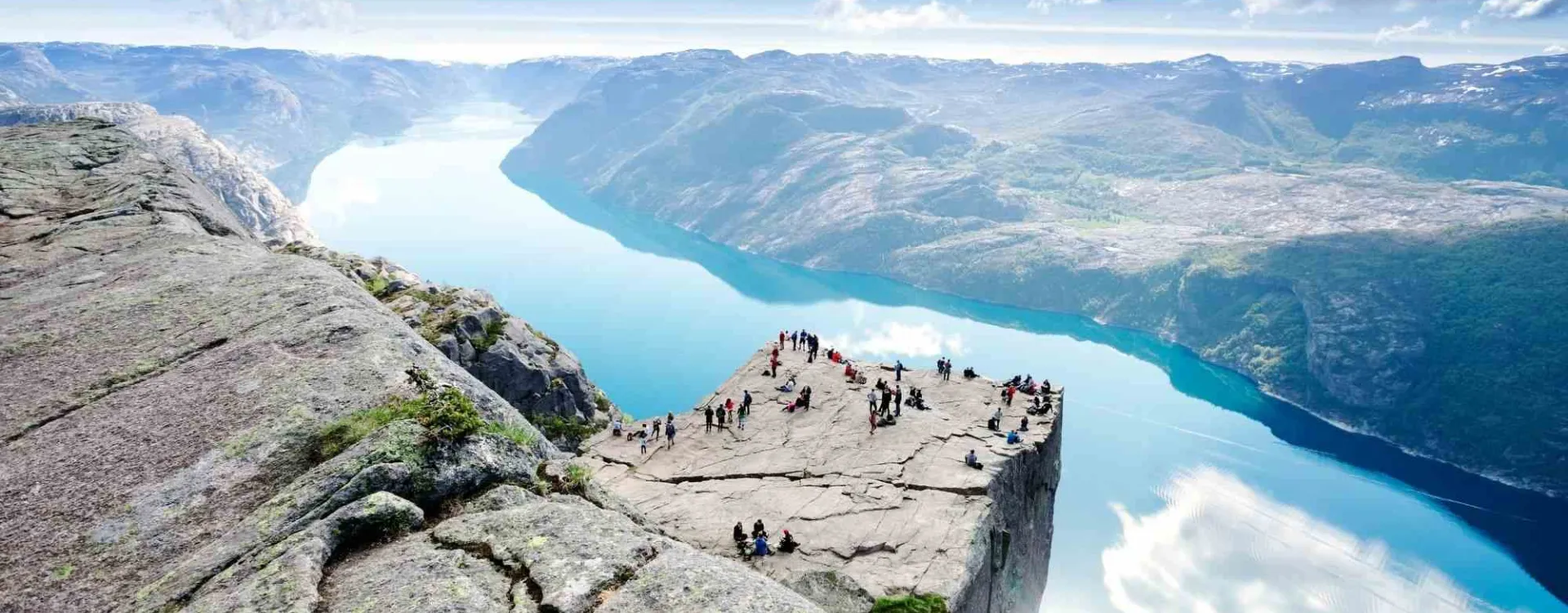 Randonneurs au sommet du Preikestolen avec vue panoramique sur le Lysefjord en Norvège