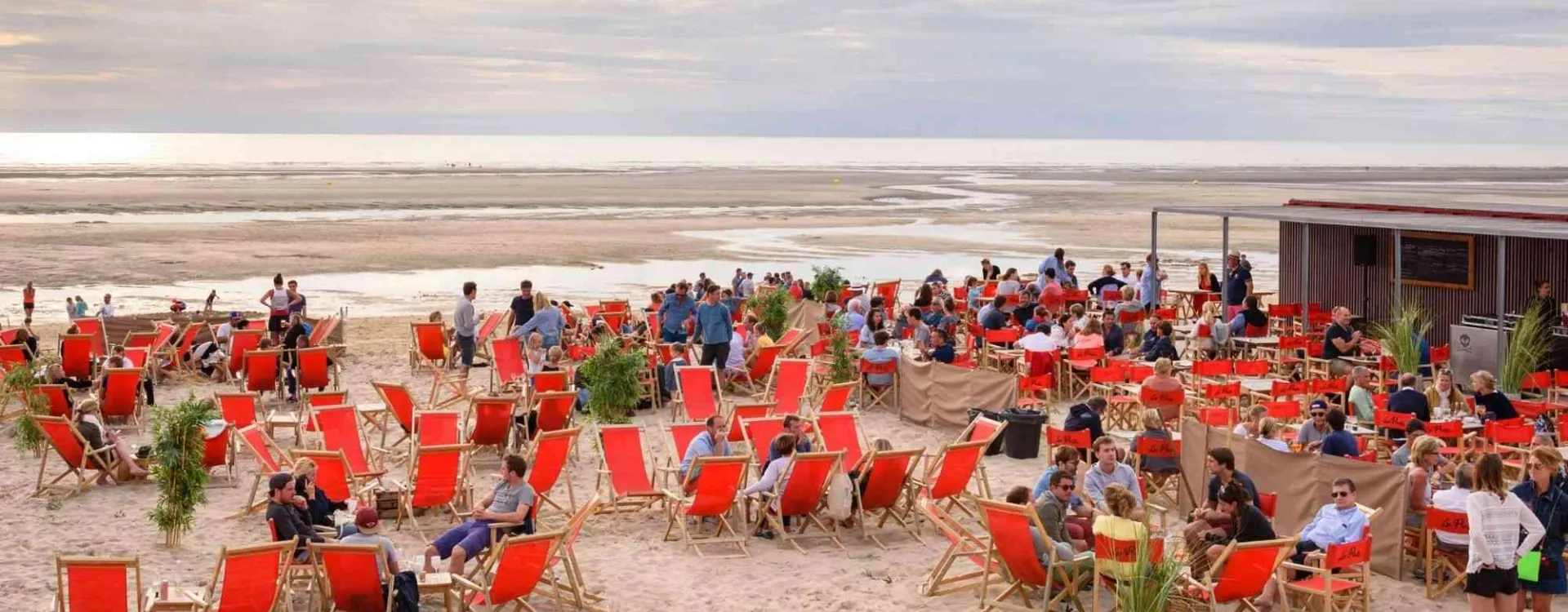 Bar de plage au coucher du soleil au Touquet-Paris-Plage sur la Côte d'Opale