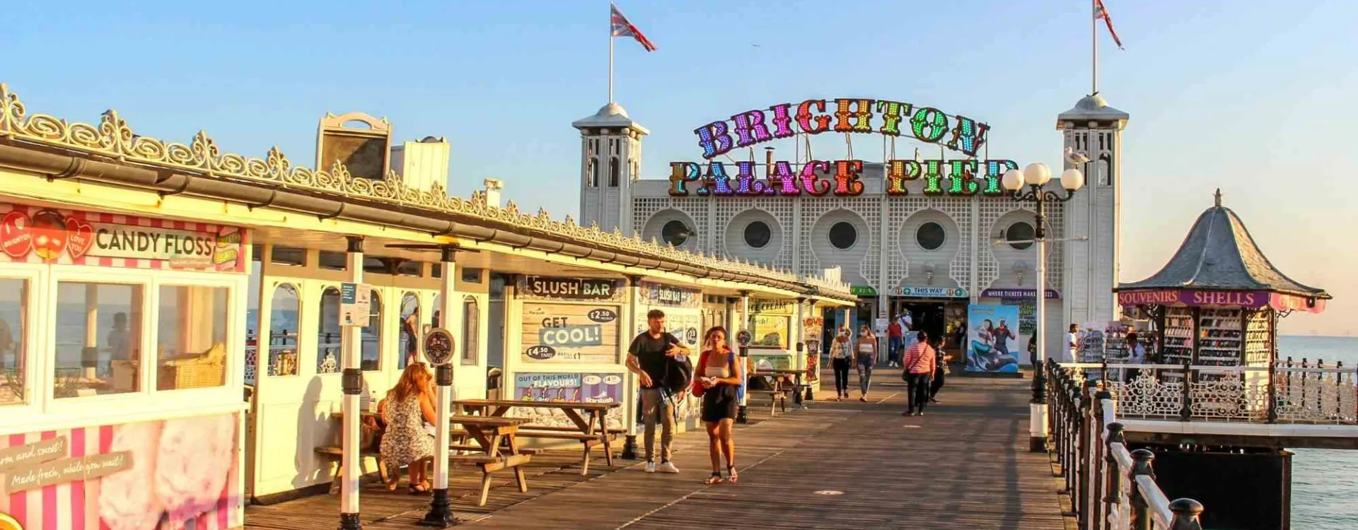Vue de Brighton Palace Pier, attraction emblématique de Brighton, ville côtière du Sussex réputée pour sa culture alternative et inclusive.