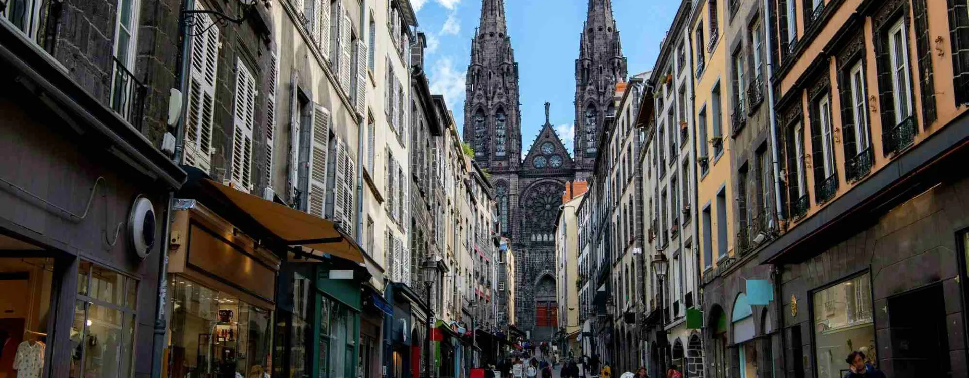 Vue de la cathédrale Notre-Dame-de-l'Assomption depuis le centre historique de Clermont-Ferrand