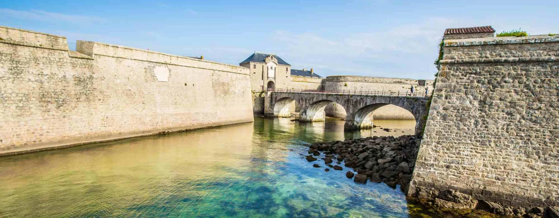 Vue de la citadelle de Port-Louis face à Lorient dans le Morbihan, haut lieu du patrimoine maritime breton