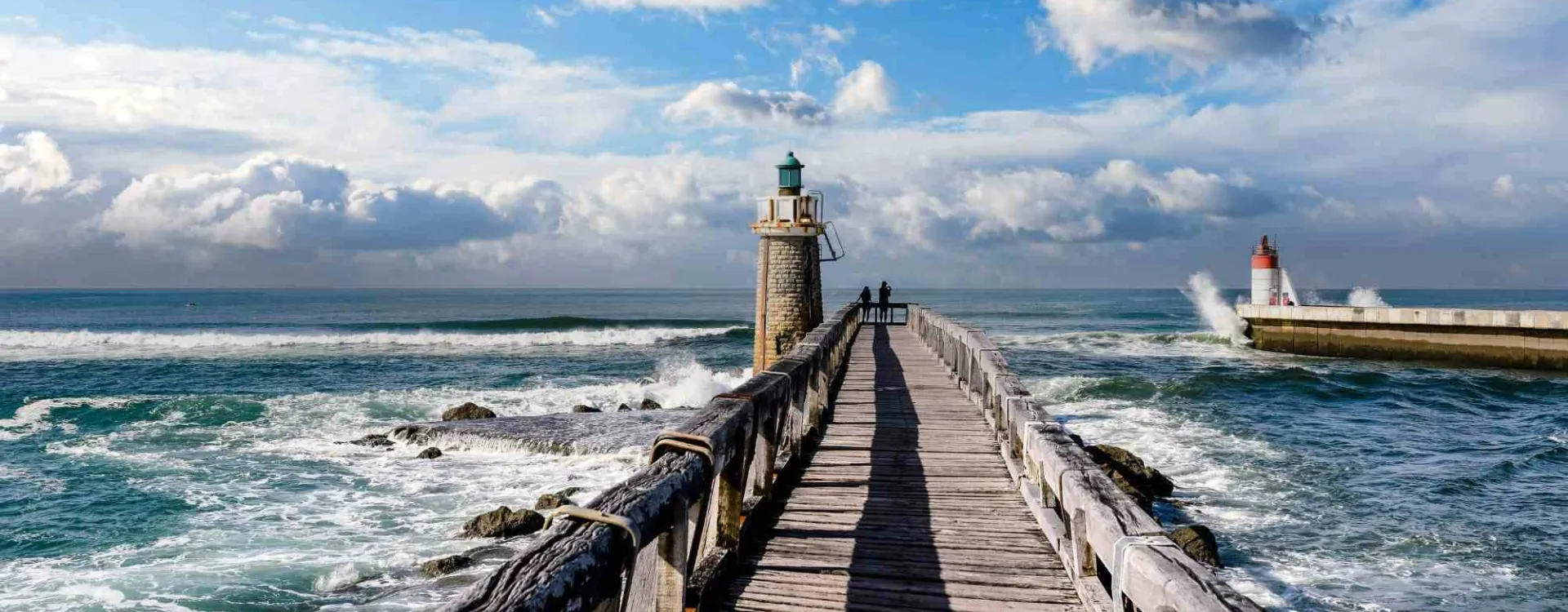 Estacade et phare du port de Capbreton face à l'océan Atlantique dans les Landes