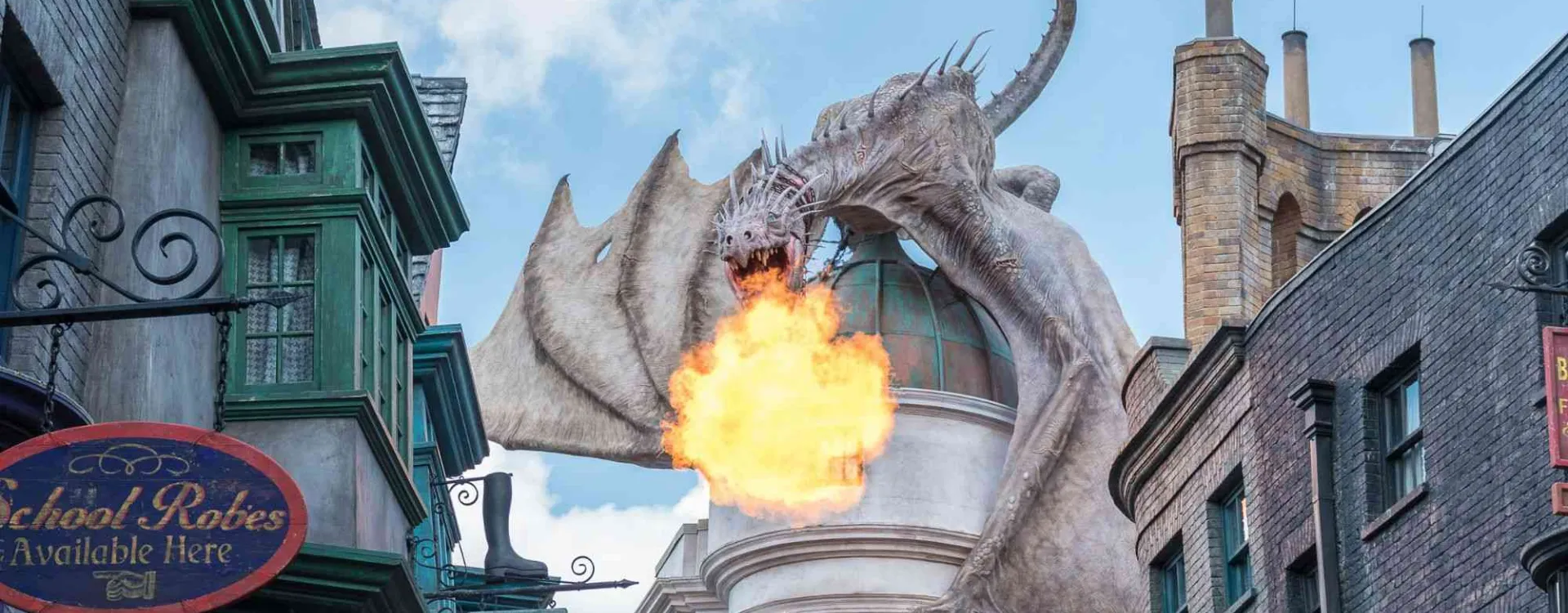 Le dragon de la banque Gringotts crache du feu dans le Chemin de Traverse à Universal Studios Floride, l'un des meilleurs parcs d'attractions d'Orlando.