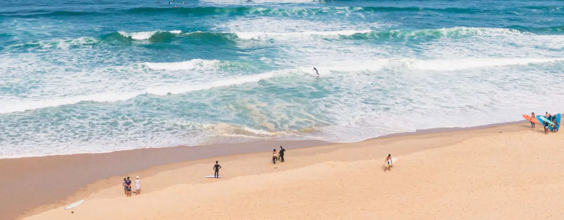Surfeurs sur la plage des Estagnots à Seignosse, spot de surf emblématique des Landes