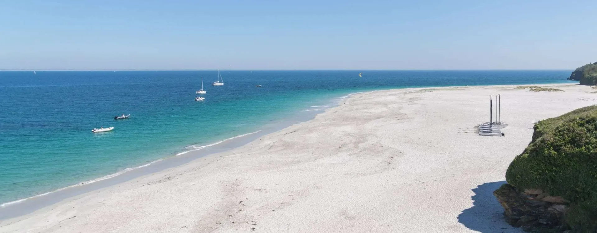 La plage des Grands Sables sur l'île de Groix, célèbre plage de sable blanc dans le Morbihan en Bretagne