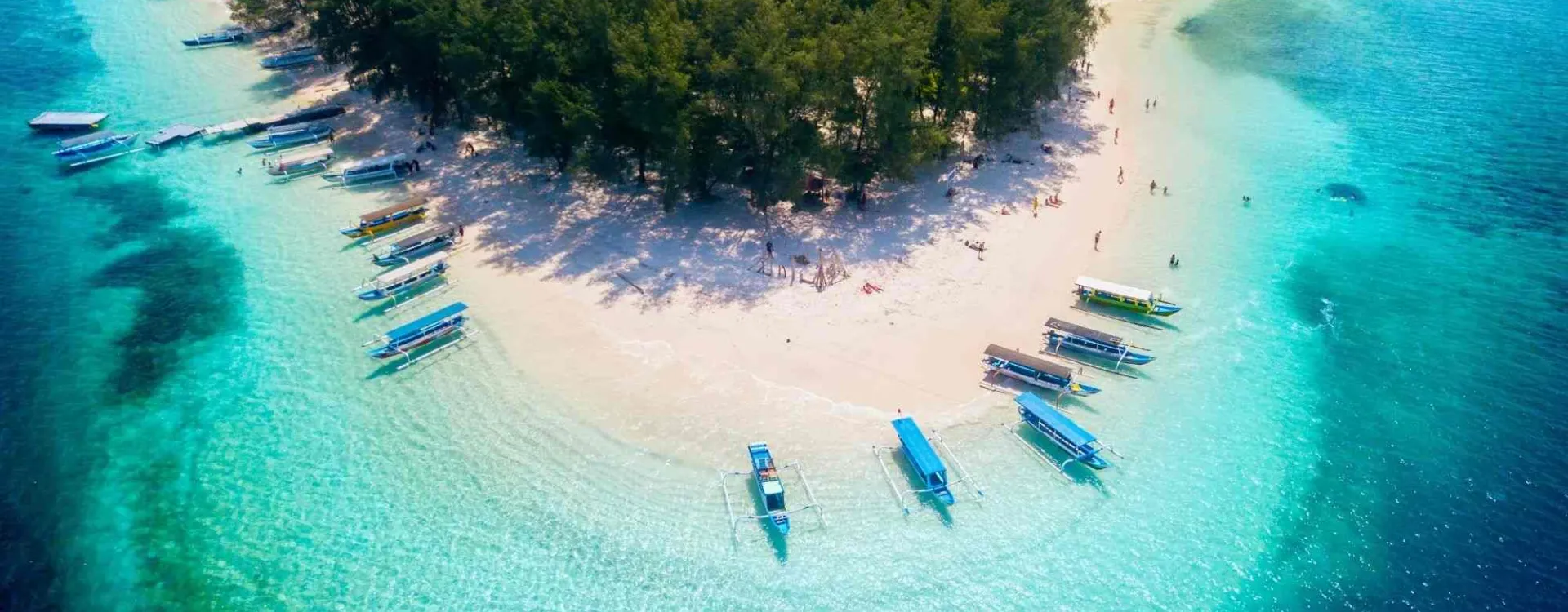 Vue aérienne d’une plage paradisiaque aux eaux turquoise en Indonésie