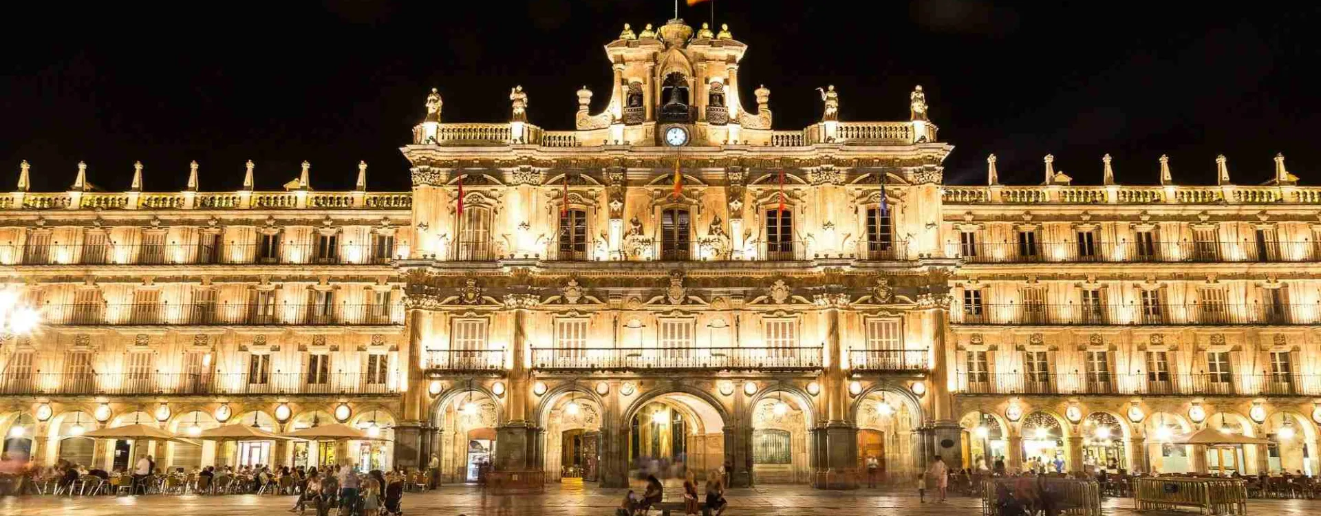 Plaza Mayor de Salamanque illuminée de nuit, monument emblématique de Castille-et-León en Espagne
