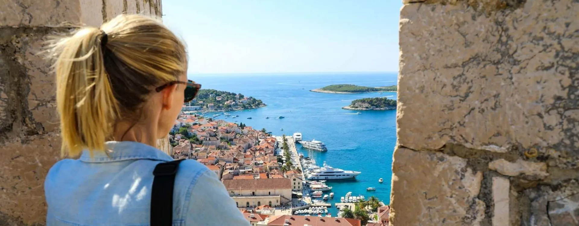 Vue panoramique sur la côte croate et la mer Adriatique depuis la forteresse de Hvar en Croatie