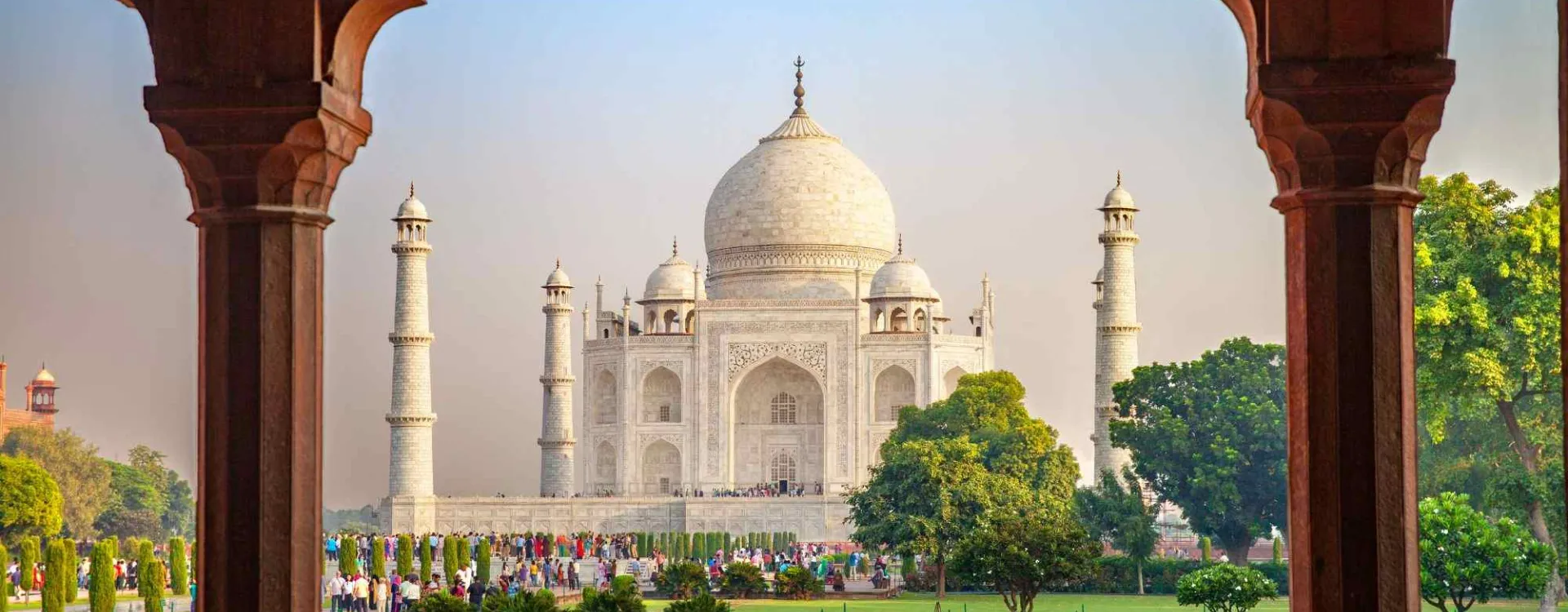 Le Taj Mahal en Inde, l'un des plus beaux monuments du monde, vu depuis un pavillon des jardins