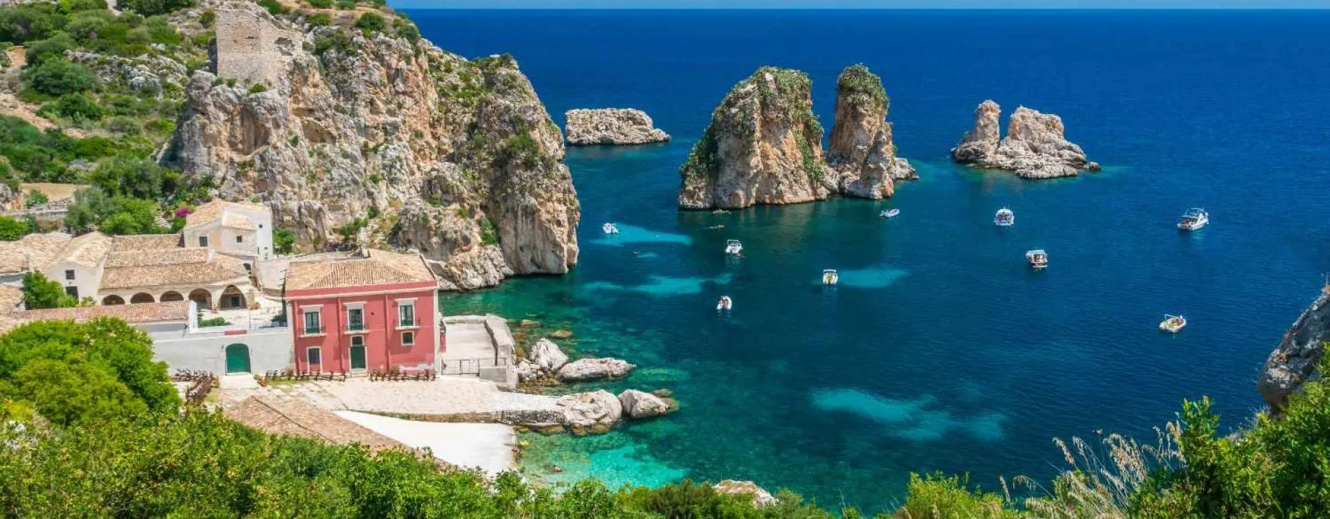 Les Faraglioni de Scopello, à l'entrée de la réserve naturelle du Zingaro, offrent l'un des plus beaux paysages du littoral sicilien.