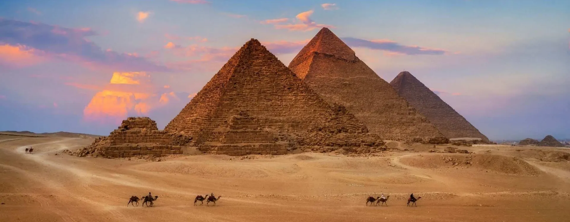 Pyramides de Gizeh au coucher du soleil en Égypte, chef-d’œuvre de l’architecture antique et merveille du monde