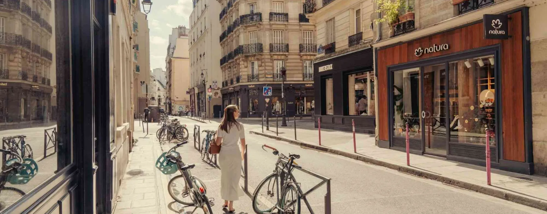 Rue Sainte-Croix-de-la-Bretonnerie dans le quartier du Marais à Paris