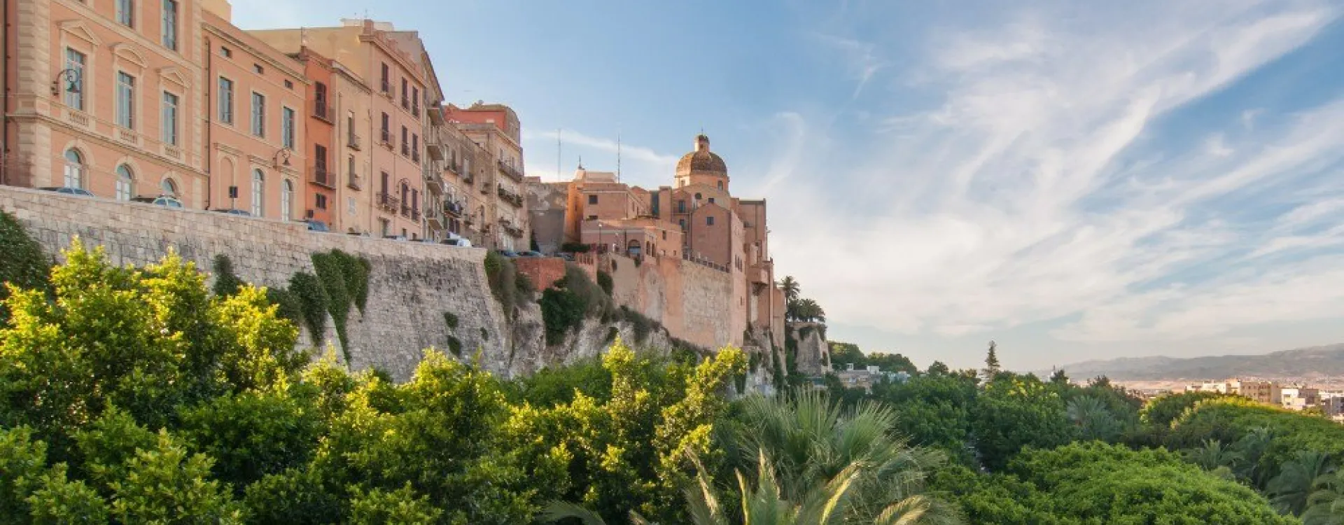 Vue du quartier historique et les remparts du Castello à Cagliari en Sardaigne