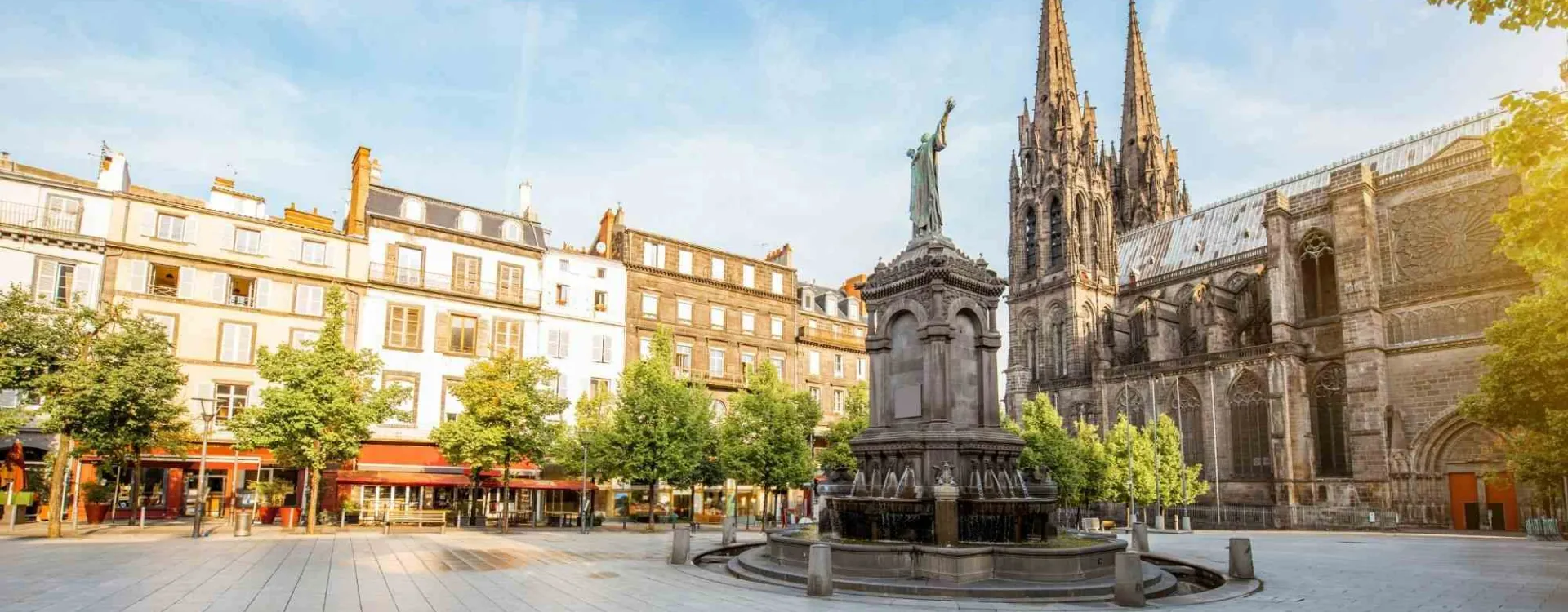 Place de la Victoire et cathédrale Notre-Dame-de-l'Assomption dans le centre historique de Clermont-Ferrand