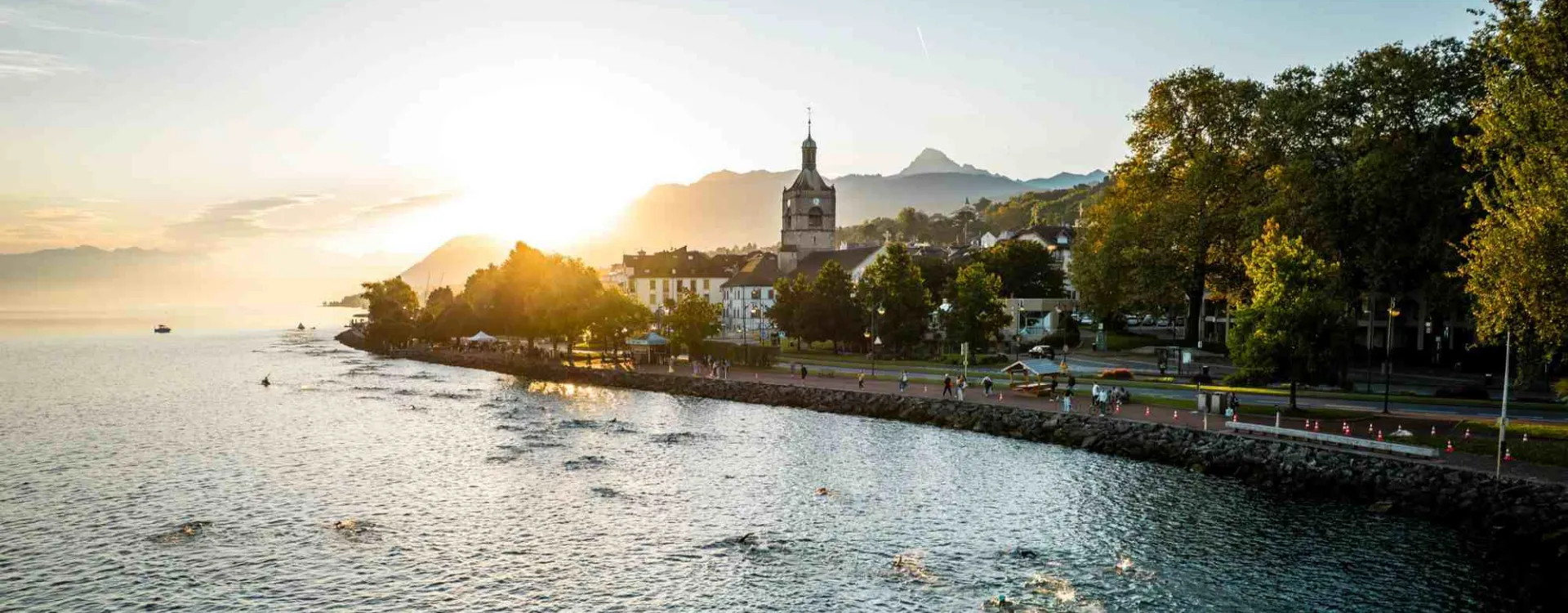 Vue d'Évian-les-Bains au coucher du soleil, sur les rives du lac Léman
