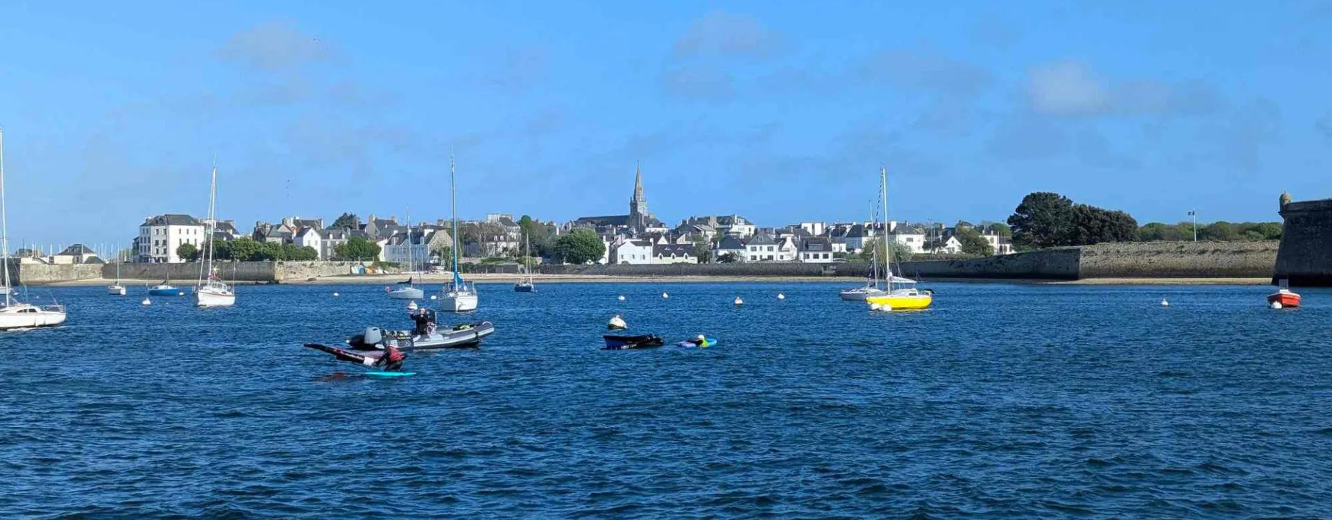 Vue de la rade de Lorient avec voiliers et front de mer dans le Morbihan