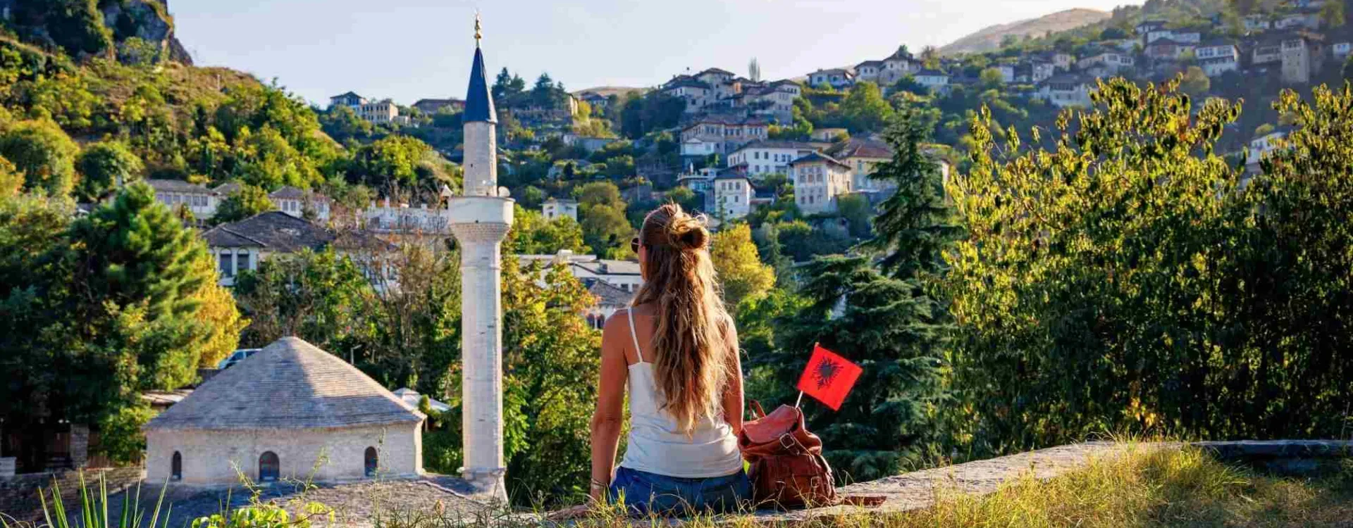 Voyageuse admirant la vieille ville de Gjirokastër en Albanie