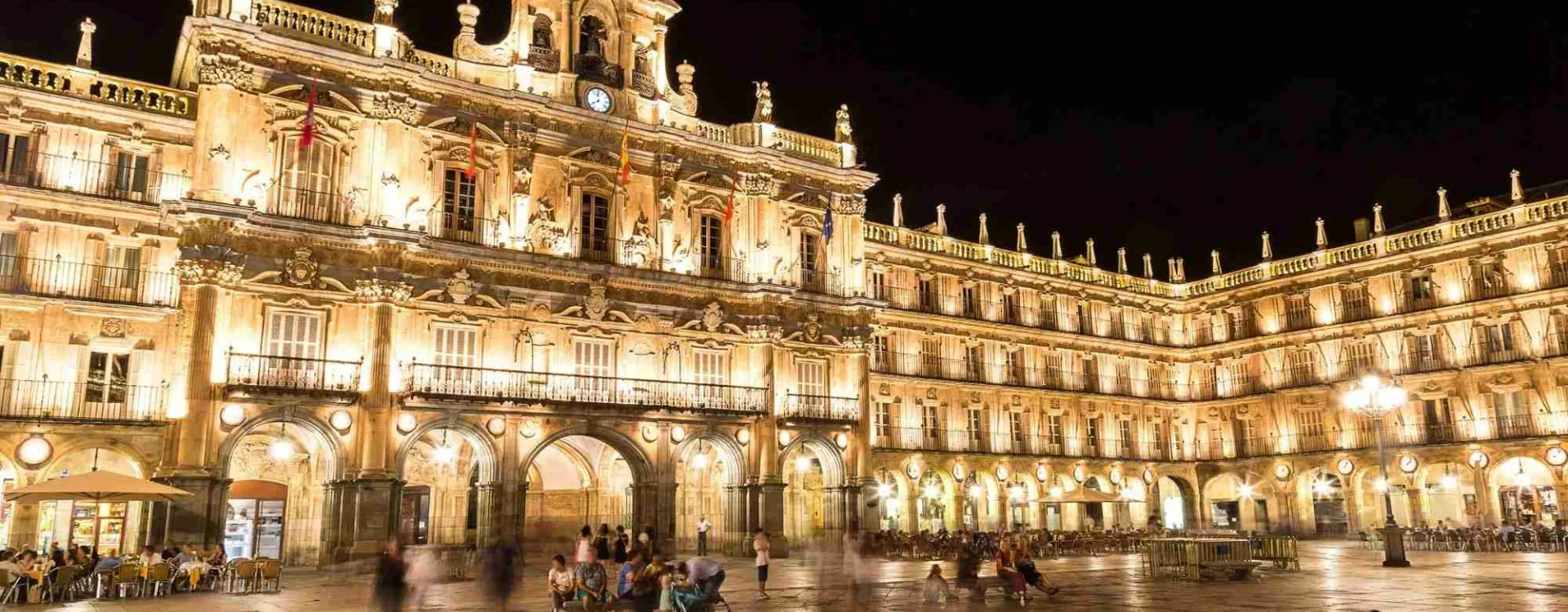 Plaza Mayor de Salamanque illuminée de nuit dans le centre historique de la ville