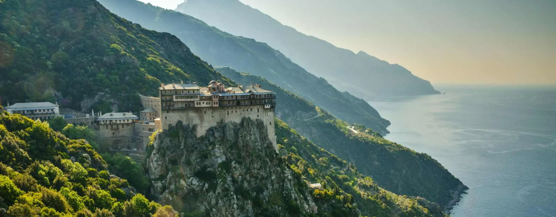 Vue panoramique du mont Athos, l'un des sites emblématiques de la Chalcidique, dans le nord de la Grèce