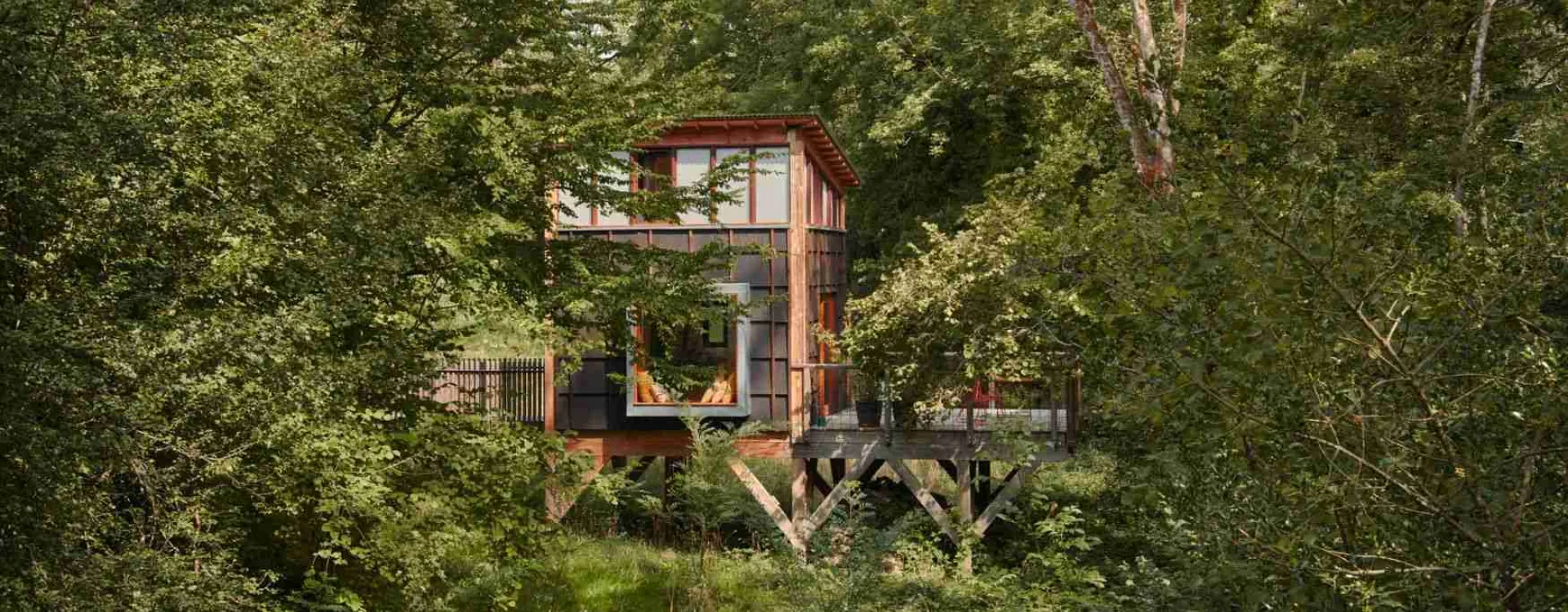 Cabane perchée en Haute-Savoie, un hôtel insolite au cœur de la forêt