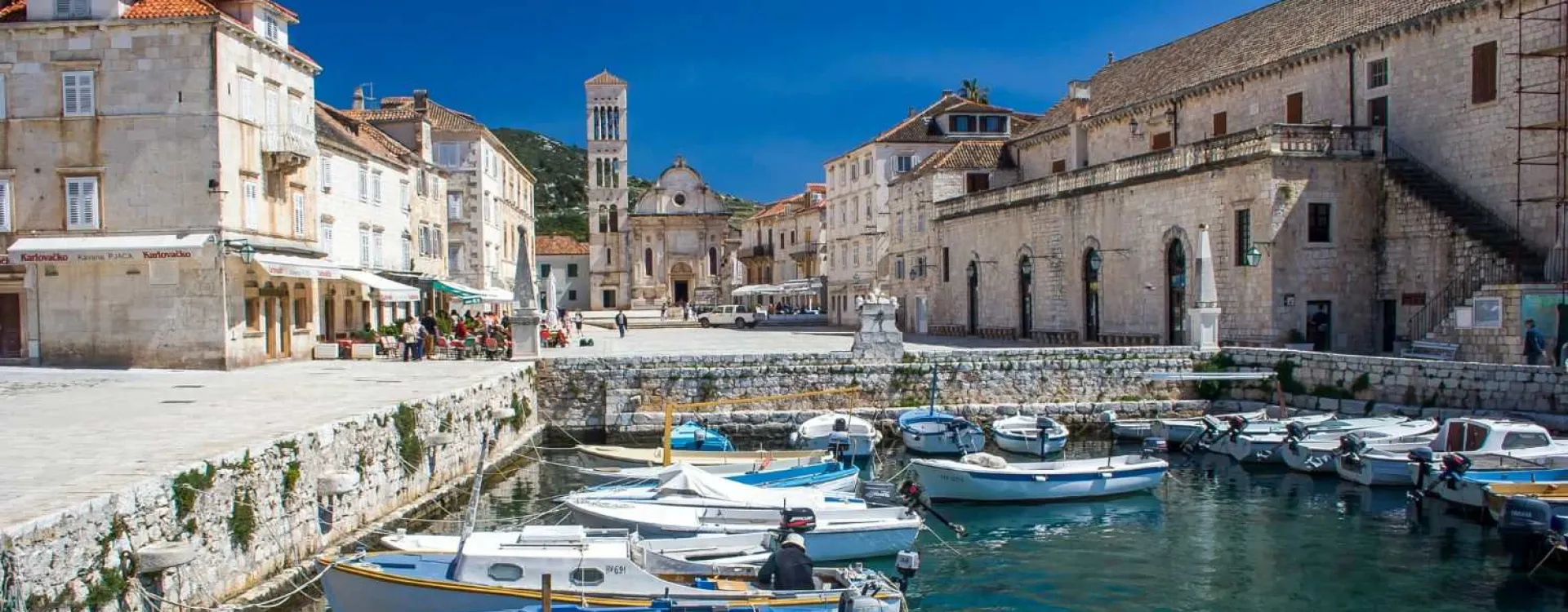 Vue sur le port, la place Saint-Étienne et la cathédrale de la ville de Hvar, en Croatie.