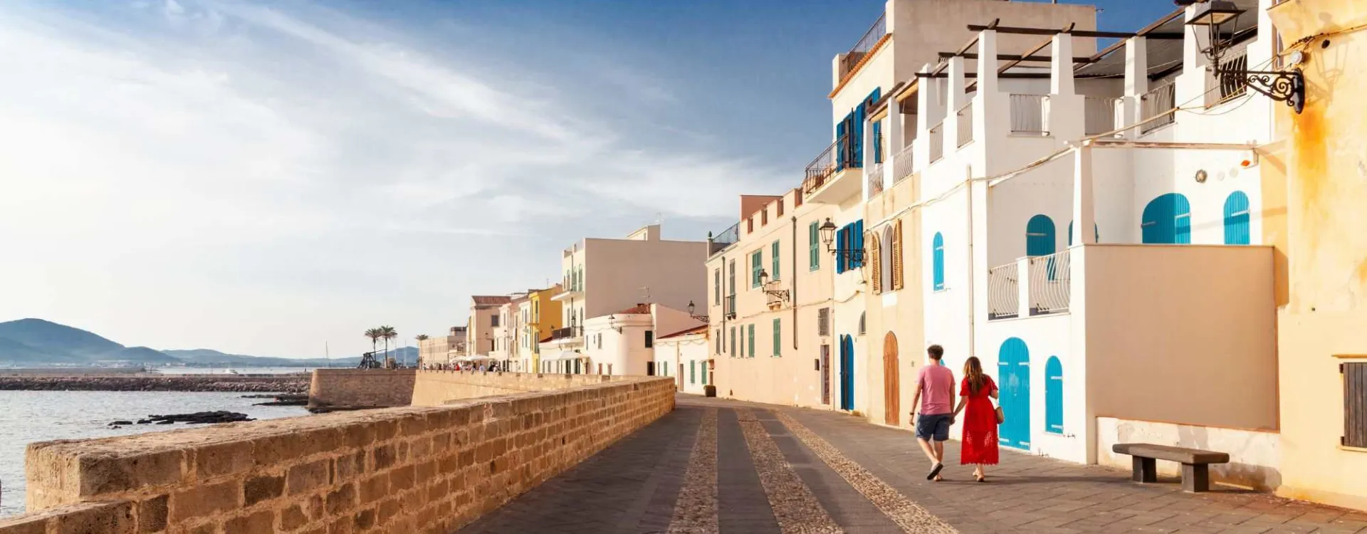 Promenade sur les remparts du centre historique d'Alghero en Sardaigne avec vue sur la mer Méditerranée