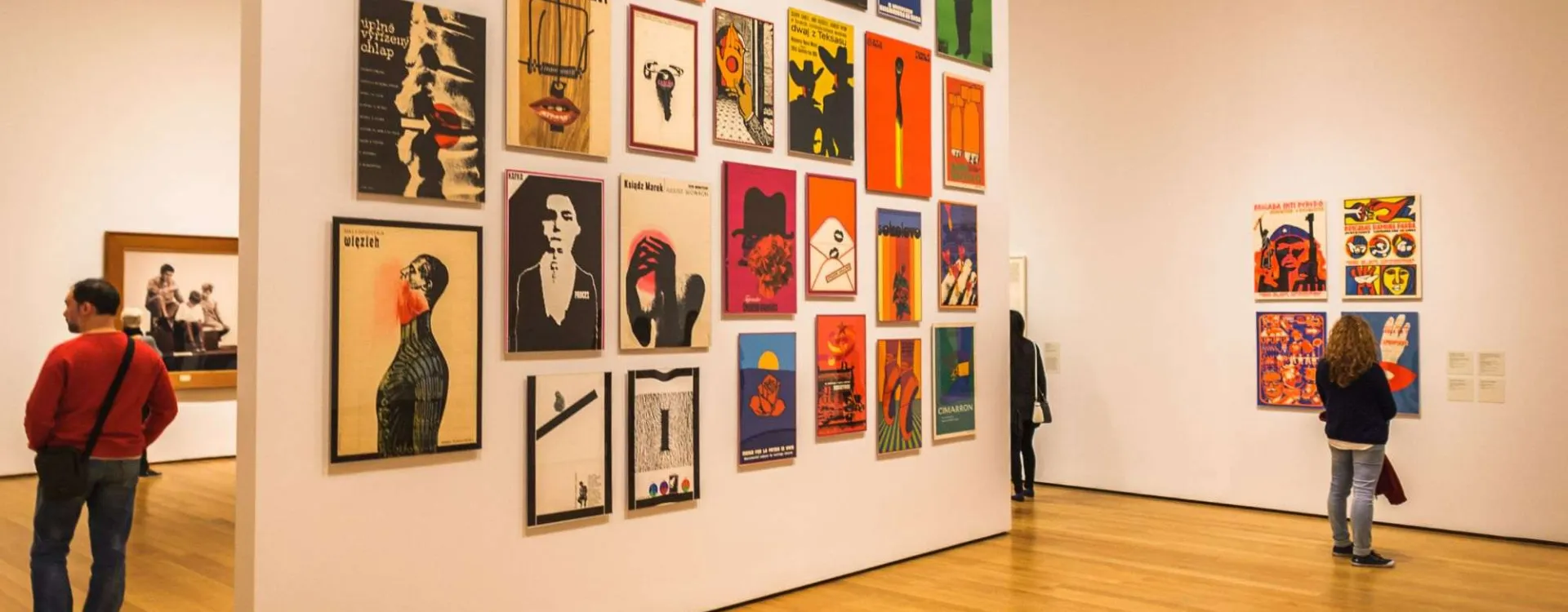 Salle d'exposition du MoMA de New York présentant des affiches et des œuvres d'art moderne