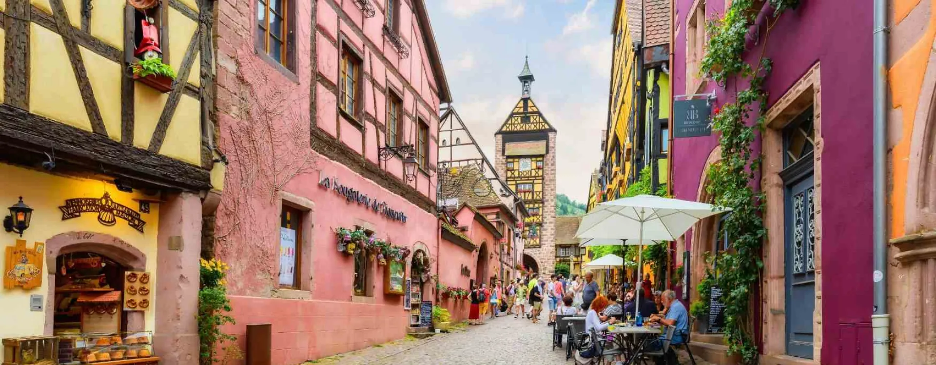 Rue du village de Riquewihr, l'un des plus beaux villages d'Alsace