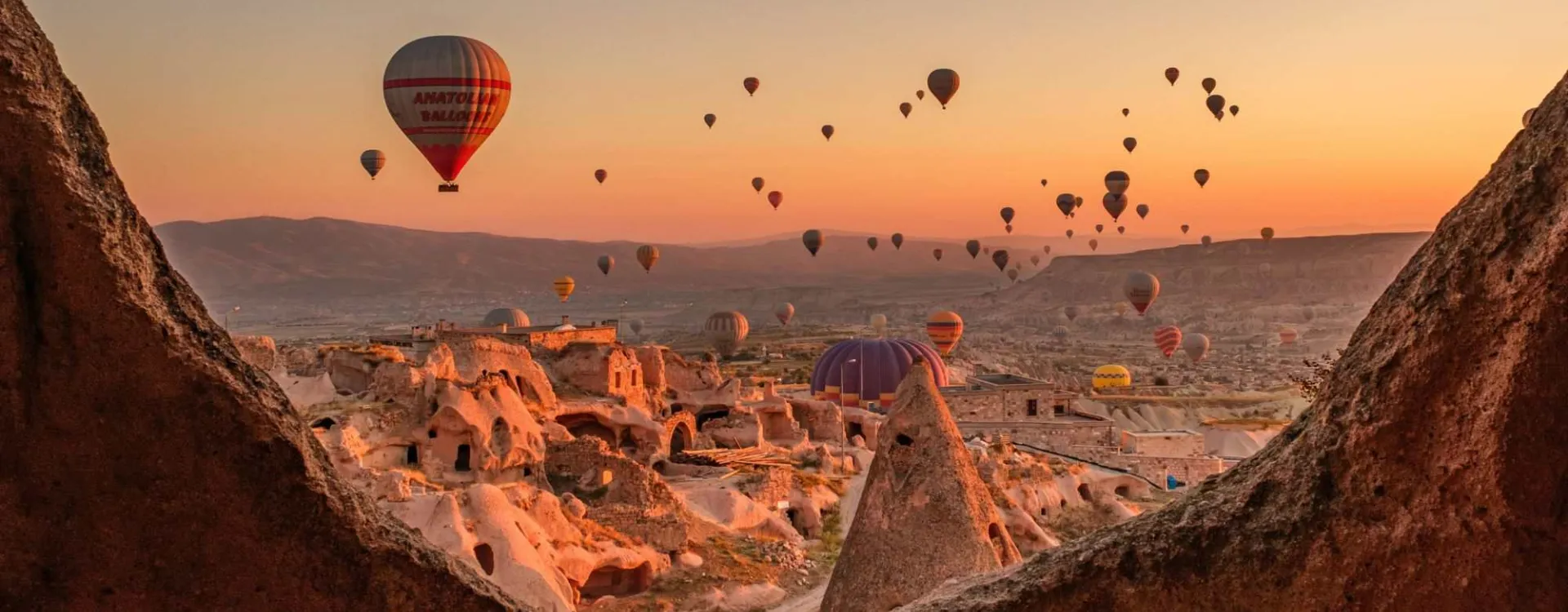 Montgolfières au lever du soleil en Cappadoce, symbole des plus beaux vols en montgolfière du monde
