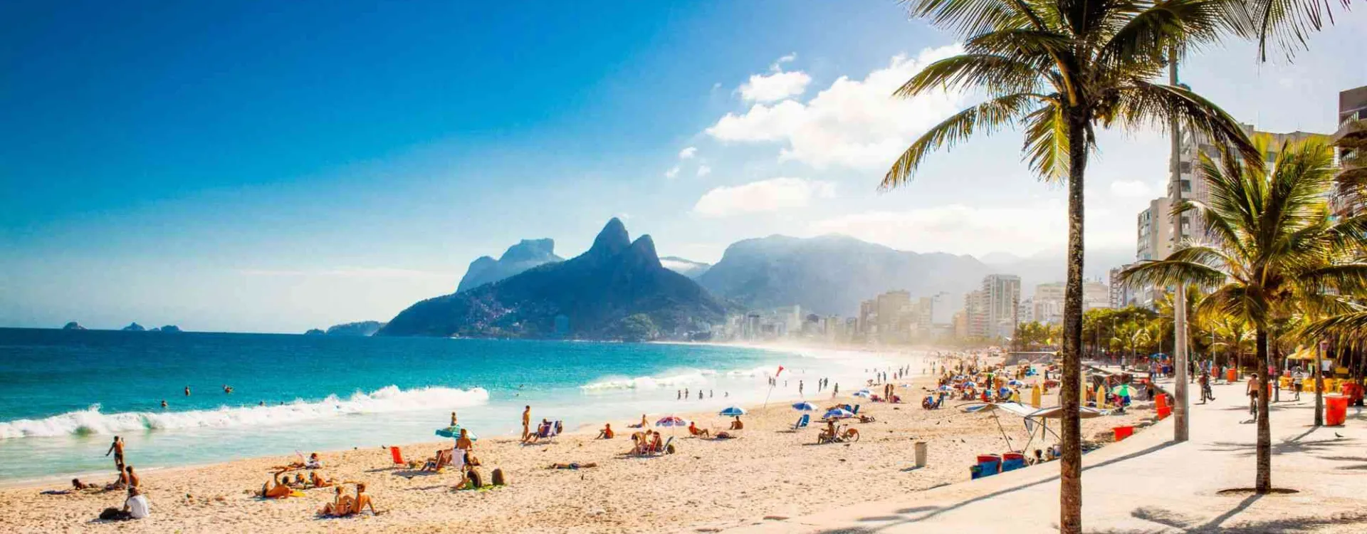 Vue panoramique de la plage d'Ipanema à Rio de Janeiro, l'une des plus belles plages du Brésil