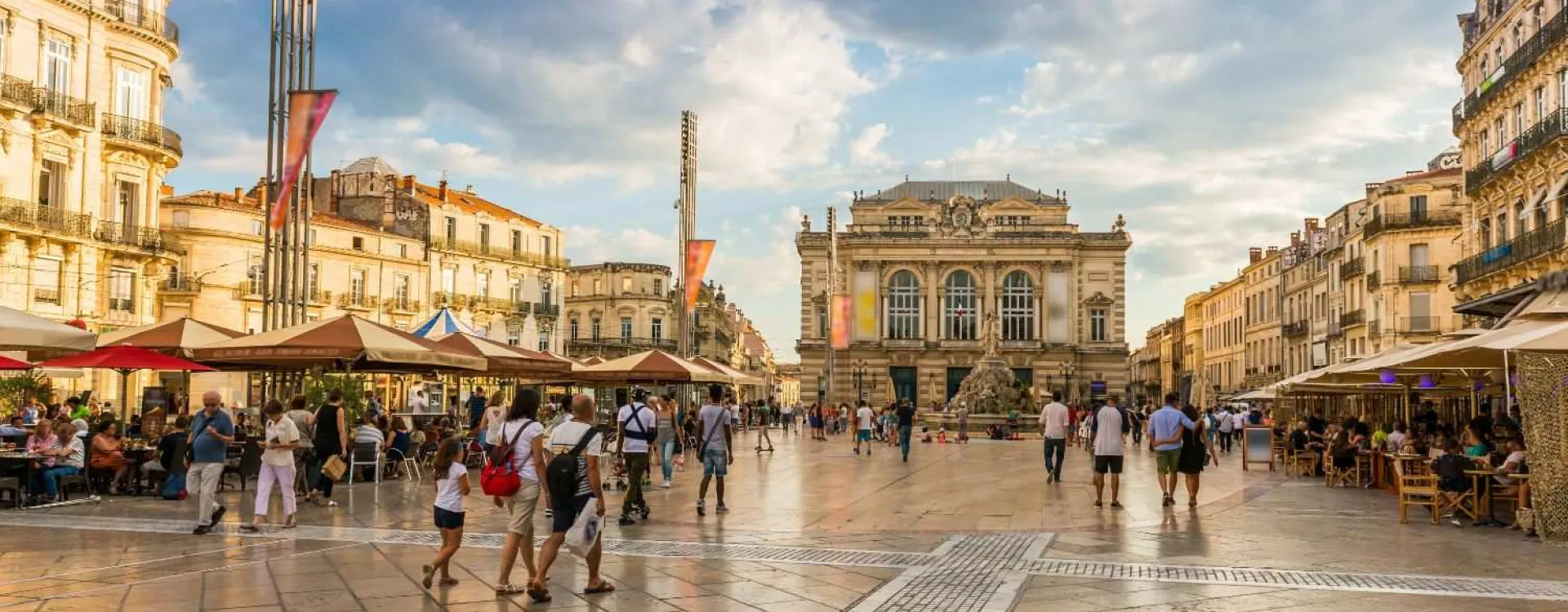 Place de la Comédie à Montpellier avec l'Opéra Comédie, la fontaine des Trois Grâces et les terrasses animées.