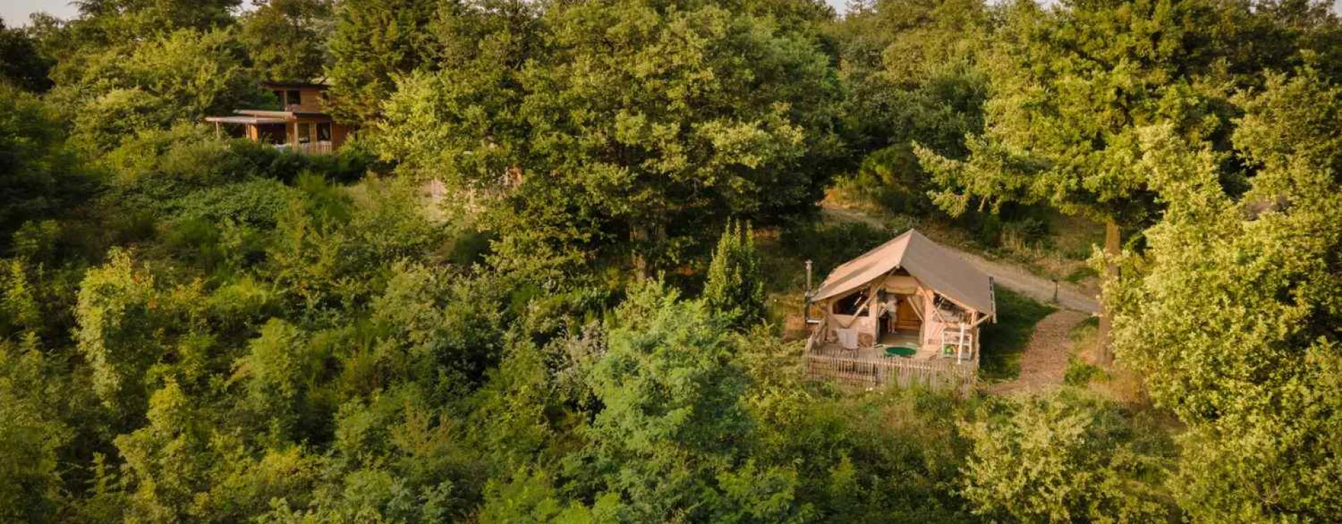 Tente lodge en pleine nature pour des vacances en famille en France