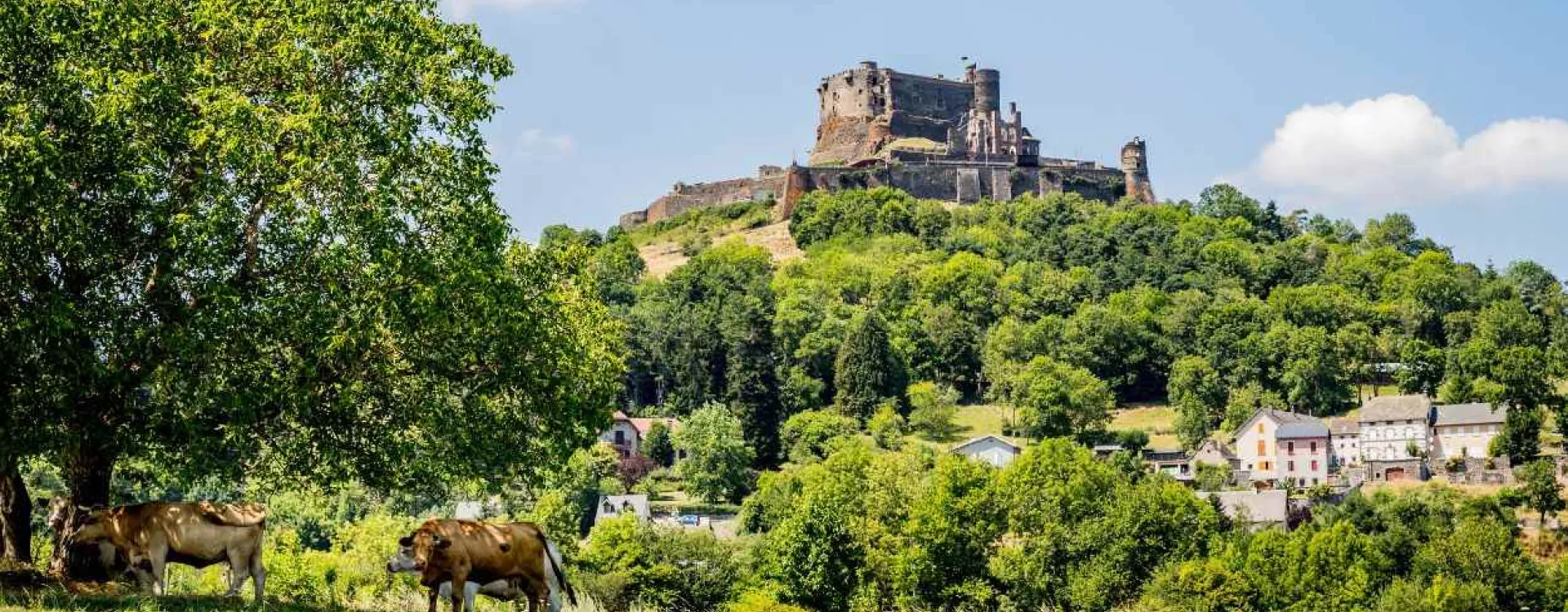 Château de Murol dominant les paysages volcaniques et les prairies du Puy-de-Dôme en Auvergne