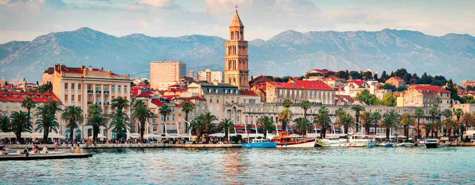 Vue panoramique de Split en Croatie avec le front de mer, le clocher de la cathédrale Saint-Domnius et les montagnes en arrière-plan