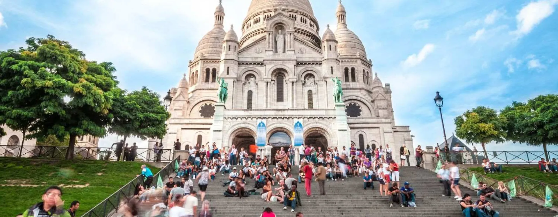 Basilique du Sacré-Cœur et visiteurs à Montmartre, une activité gratuite à Paris