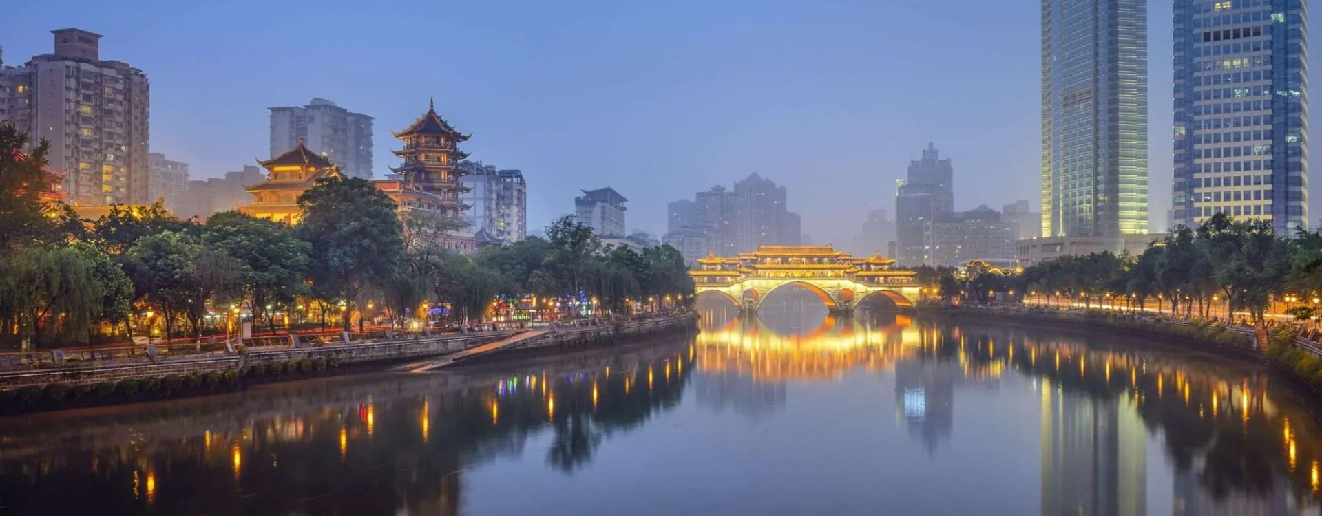 Vue de Chengdu en Chine avec rivière, pont illuminé et skyline