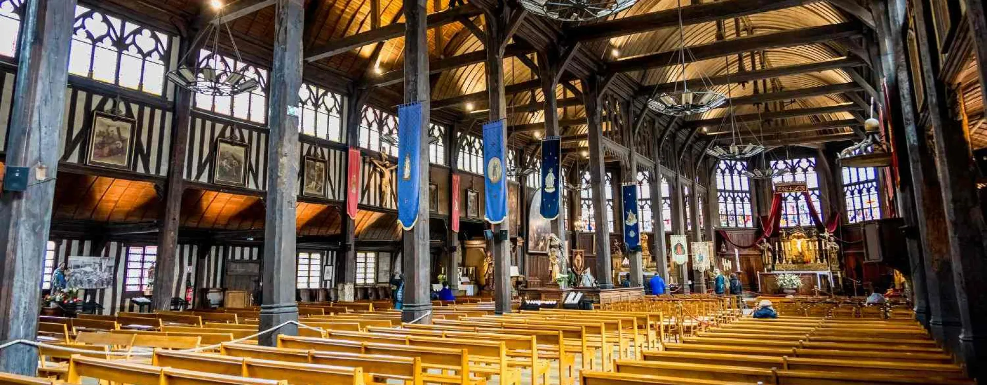 Intérieur de l’église Sainte-Catherine de Honfleur, parmi les églises les plus insolites de France