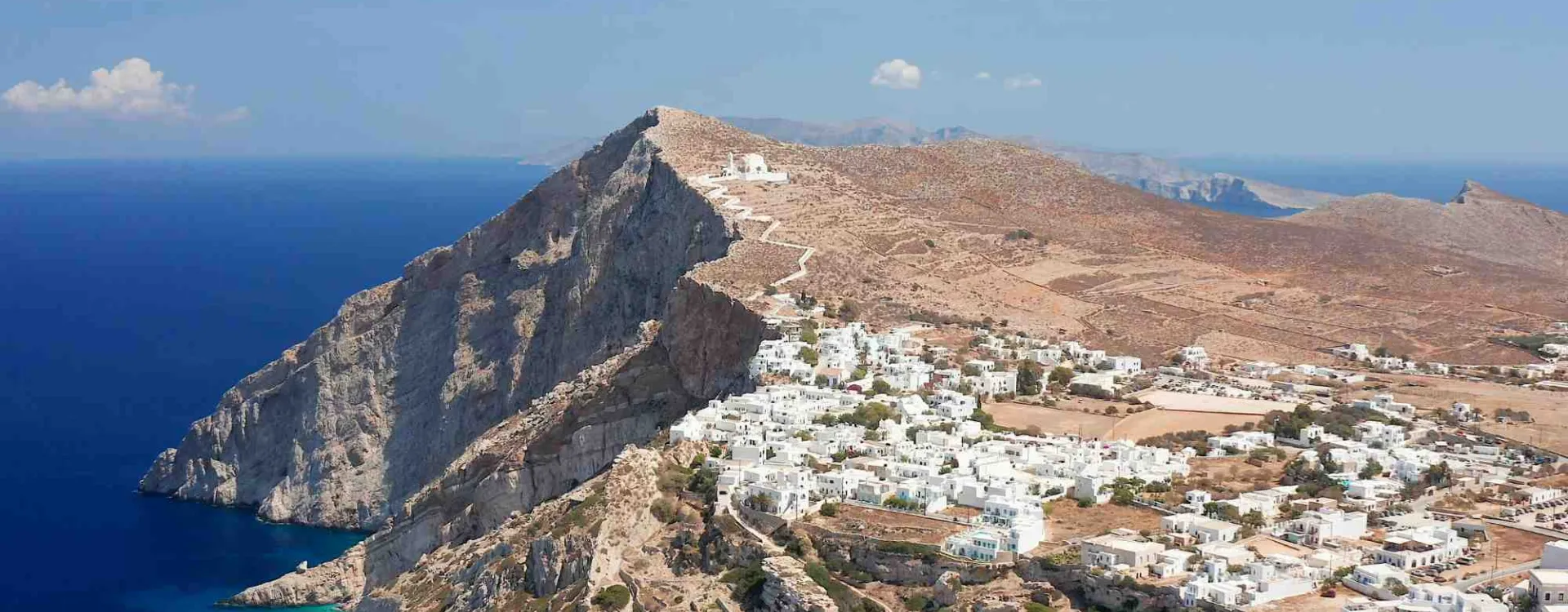 Vue panoramique de Folégandros avec Hora, ses falaises et la mer Égée