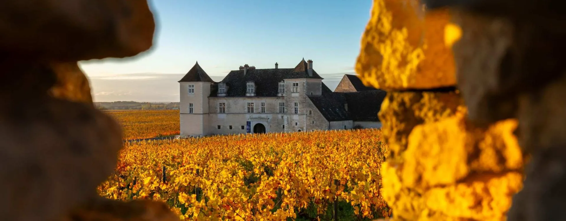 Château du Clos de Vougeot en automne au milieu des vignobles de Bourgogne