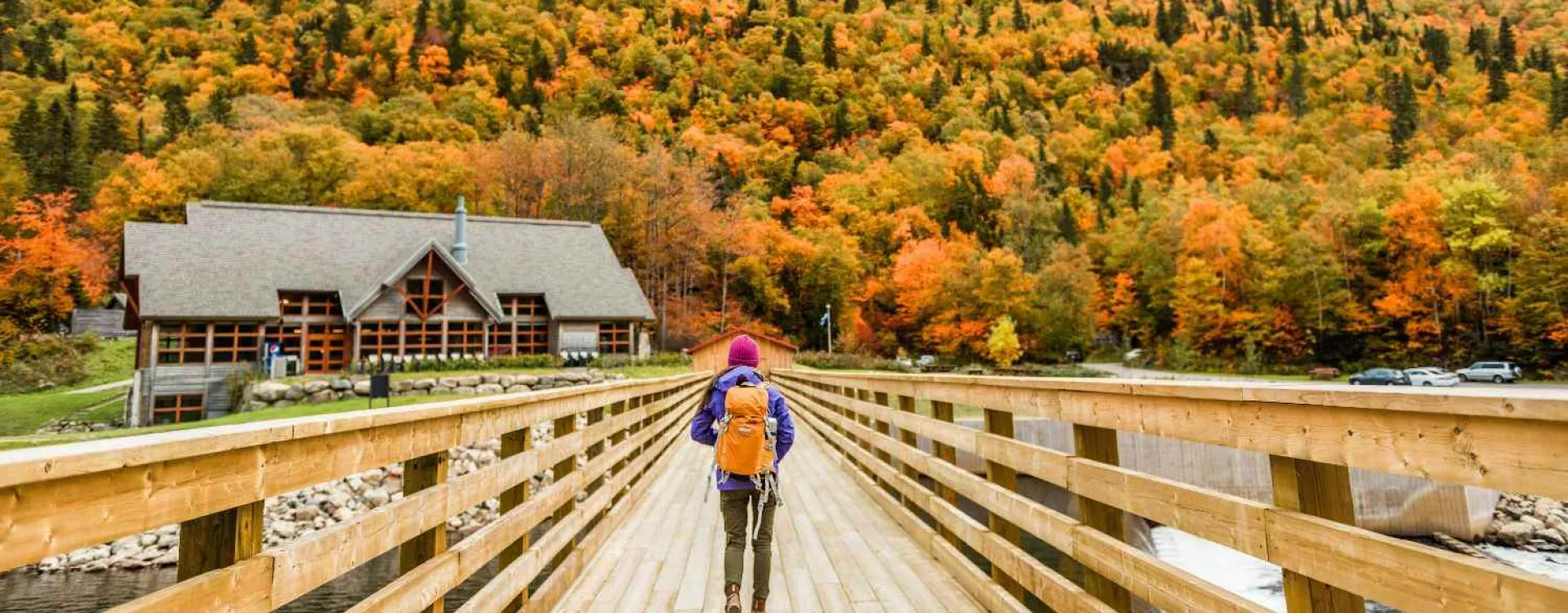 Randonneuse au Québec au milieu des couleurs d’automne
