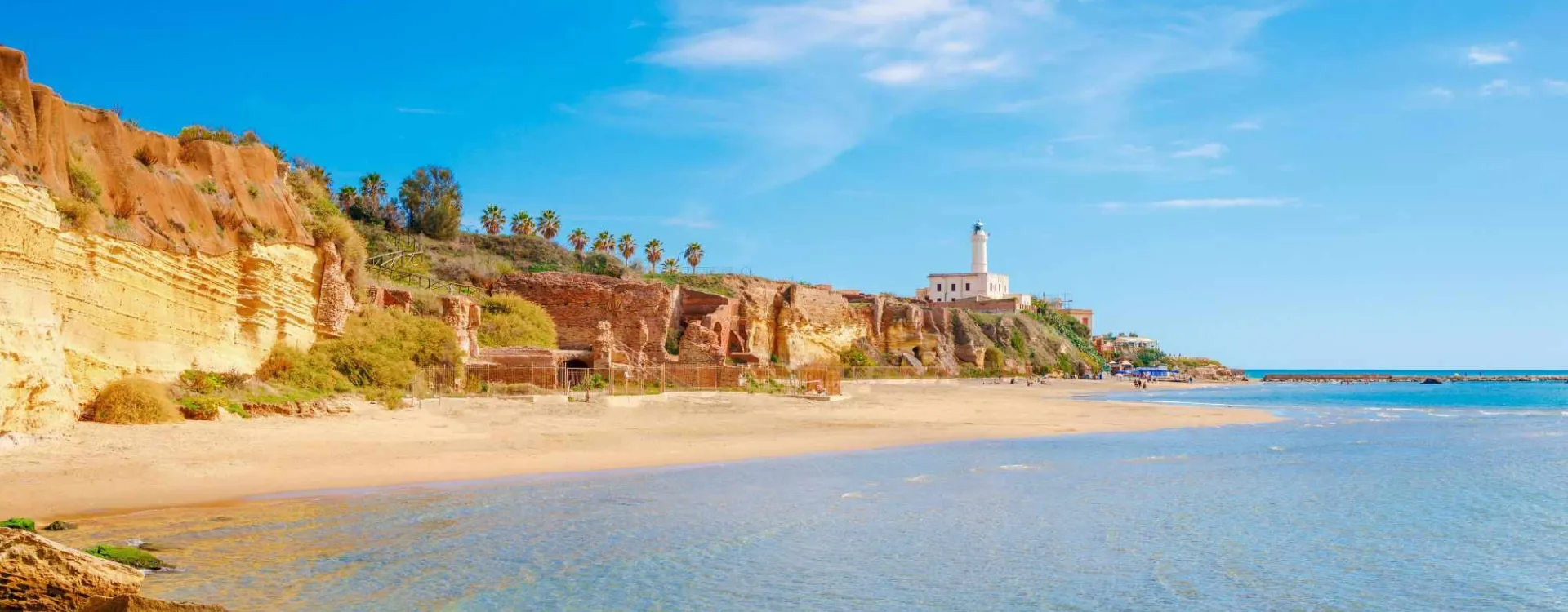 Plage de la côte du Latium près de Rome, au bord de la mer Tyrrhénienne