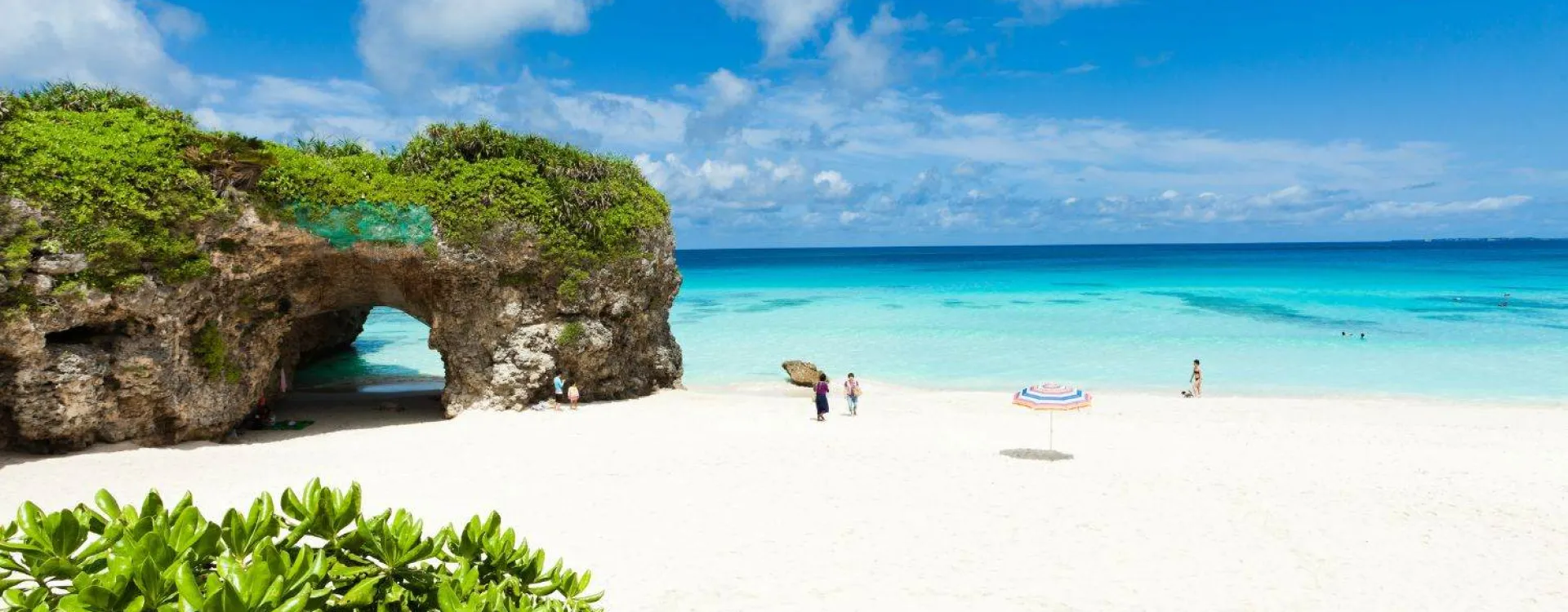 Plage de sable blanc aux eaux turquoise au Japon, parmi les plus belles plages de l’archipel