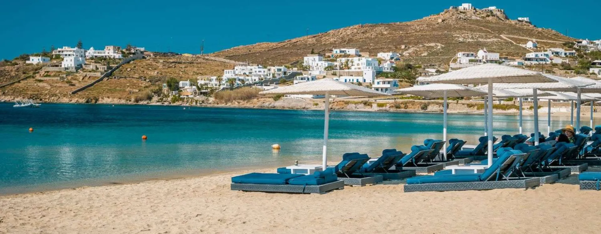 Plage de sable aux eaux turquoise à Mykonos, dans les Cyclades